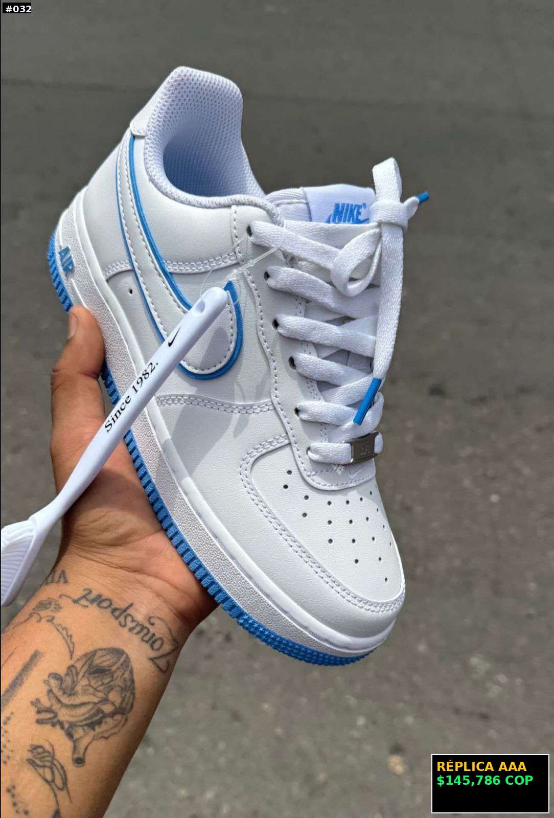 Tenis deportivos blancos con azul