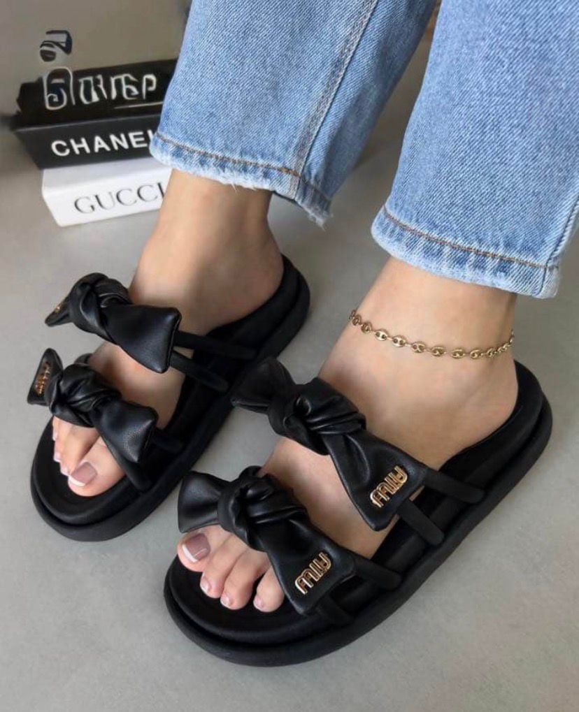 Sandalias negras de lazo