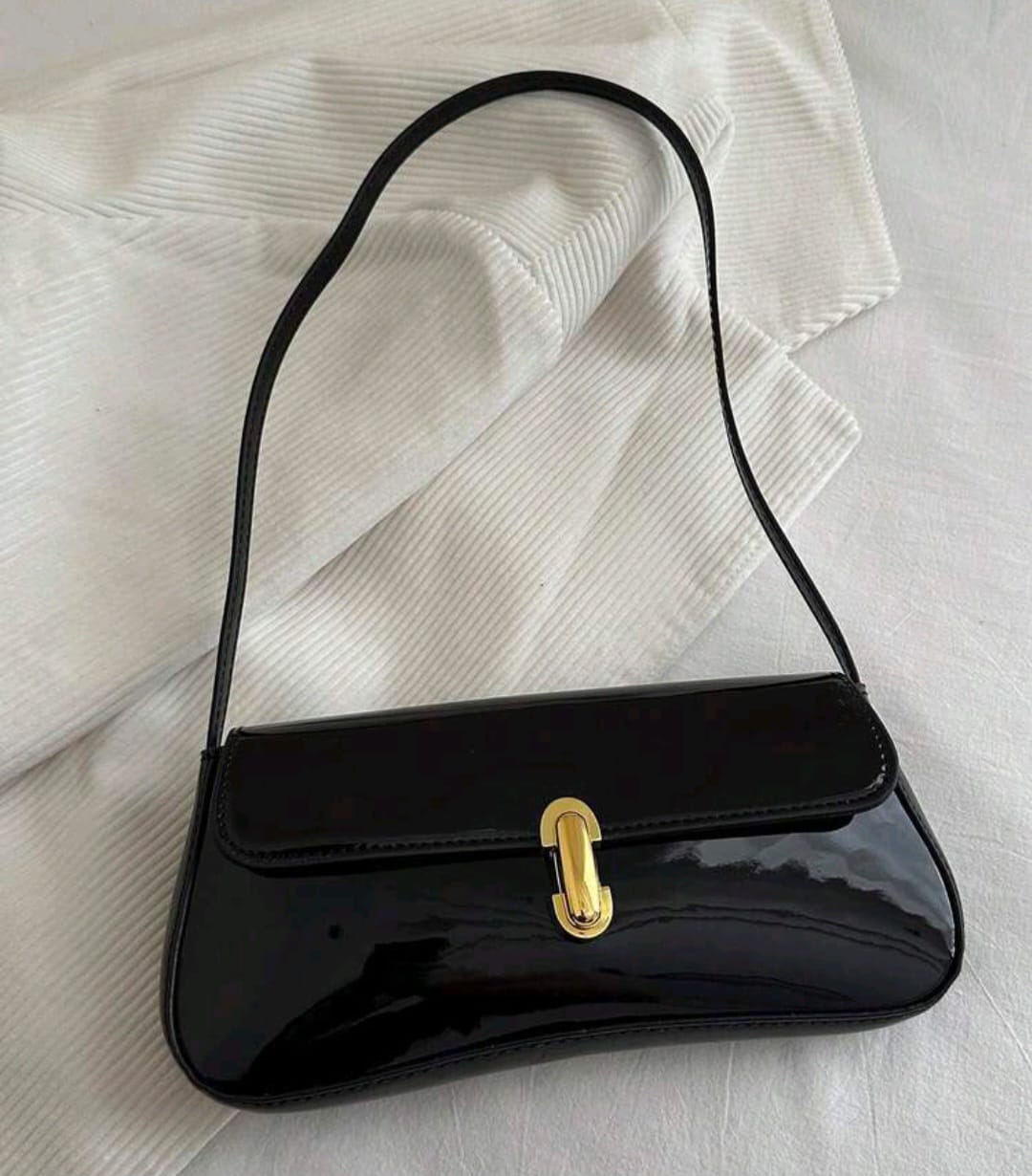 Cartera de mano negra elegante