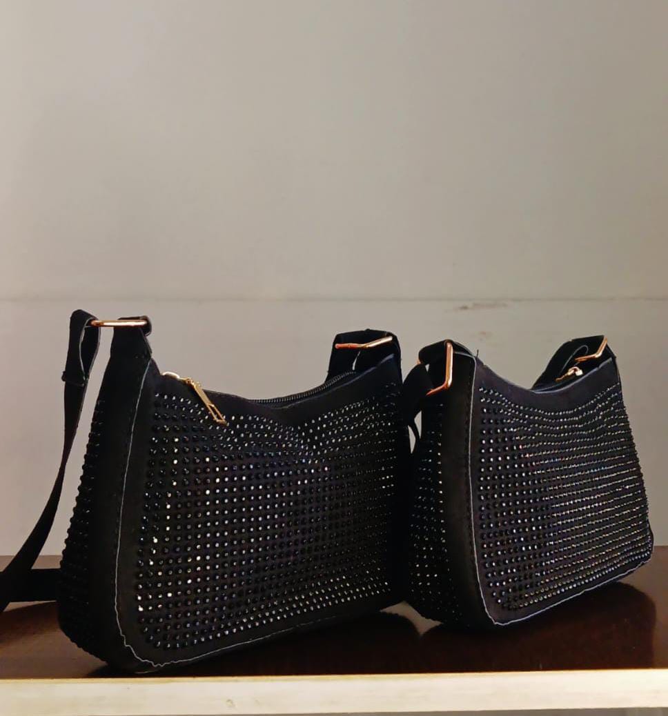 Cartera negra con strass