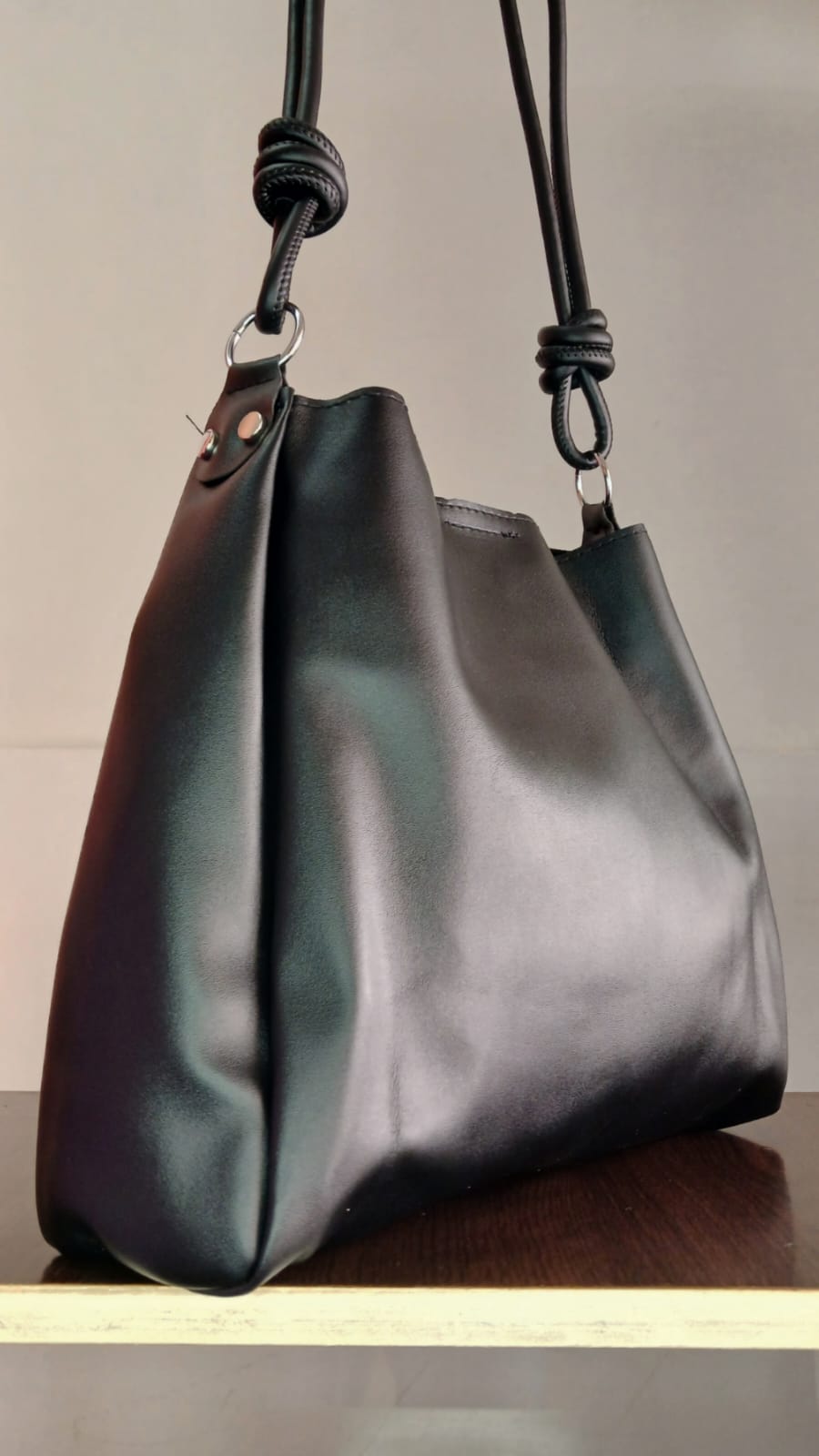 Cartera de cuero negro