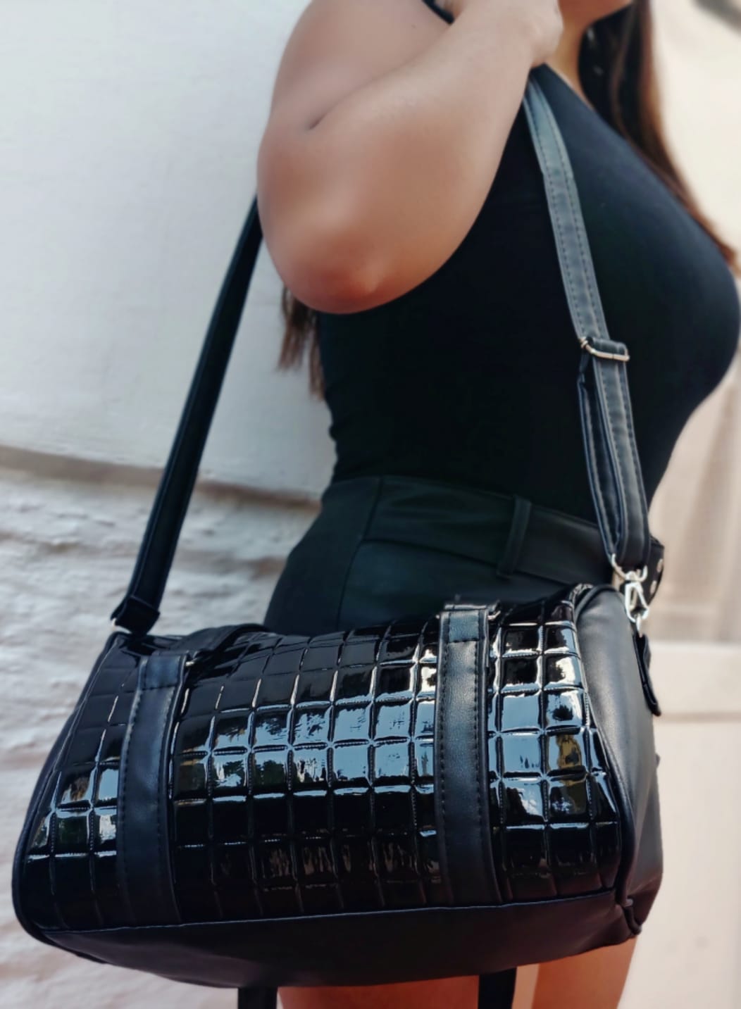 Bolso bandolera negro charol