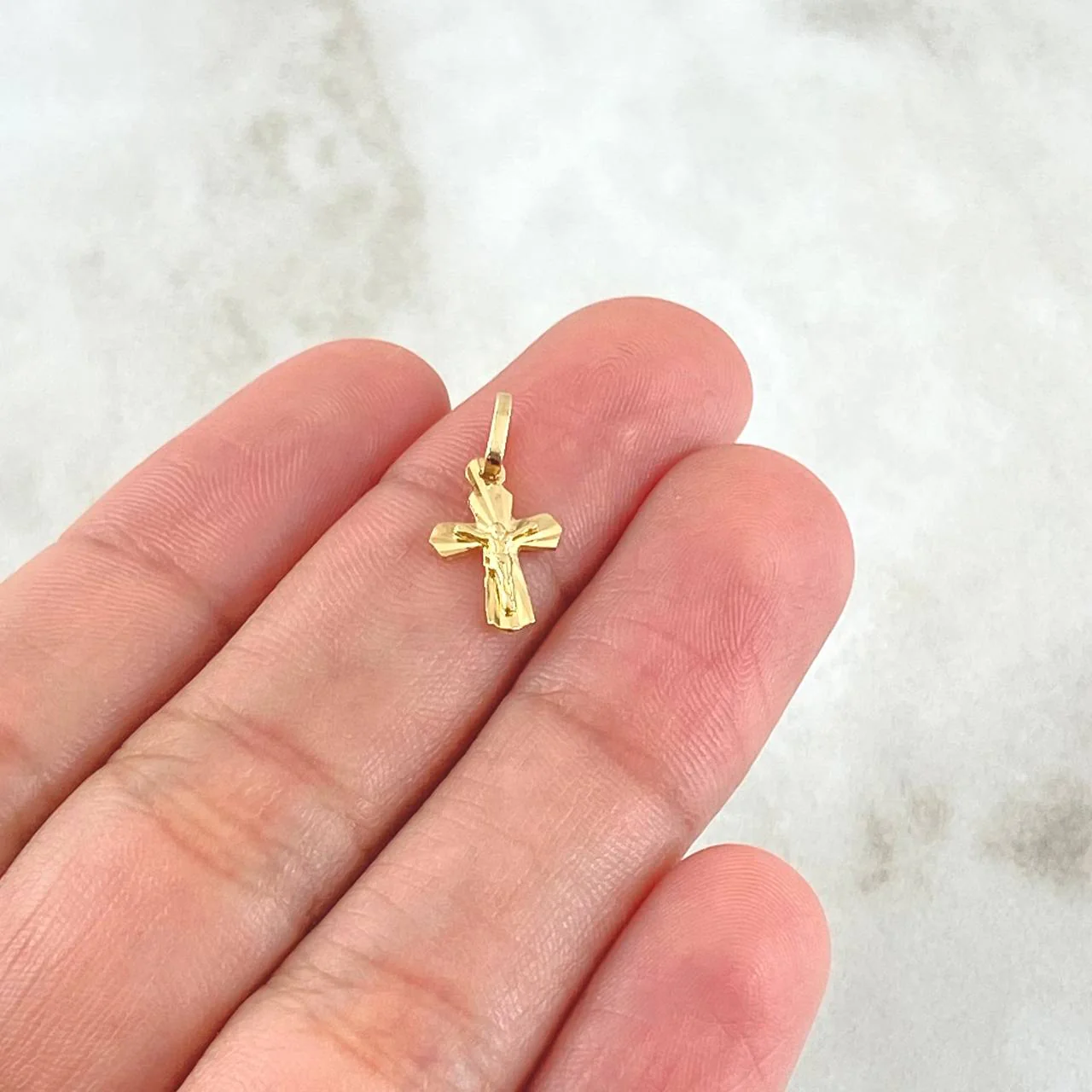 Dije Cruz Cristo 0.45gr / 1.6cm / Oro 18K