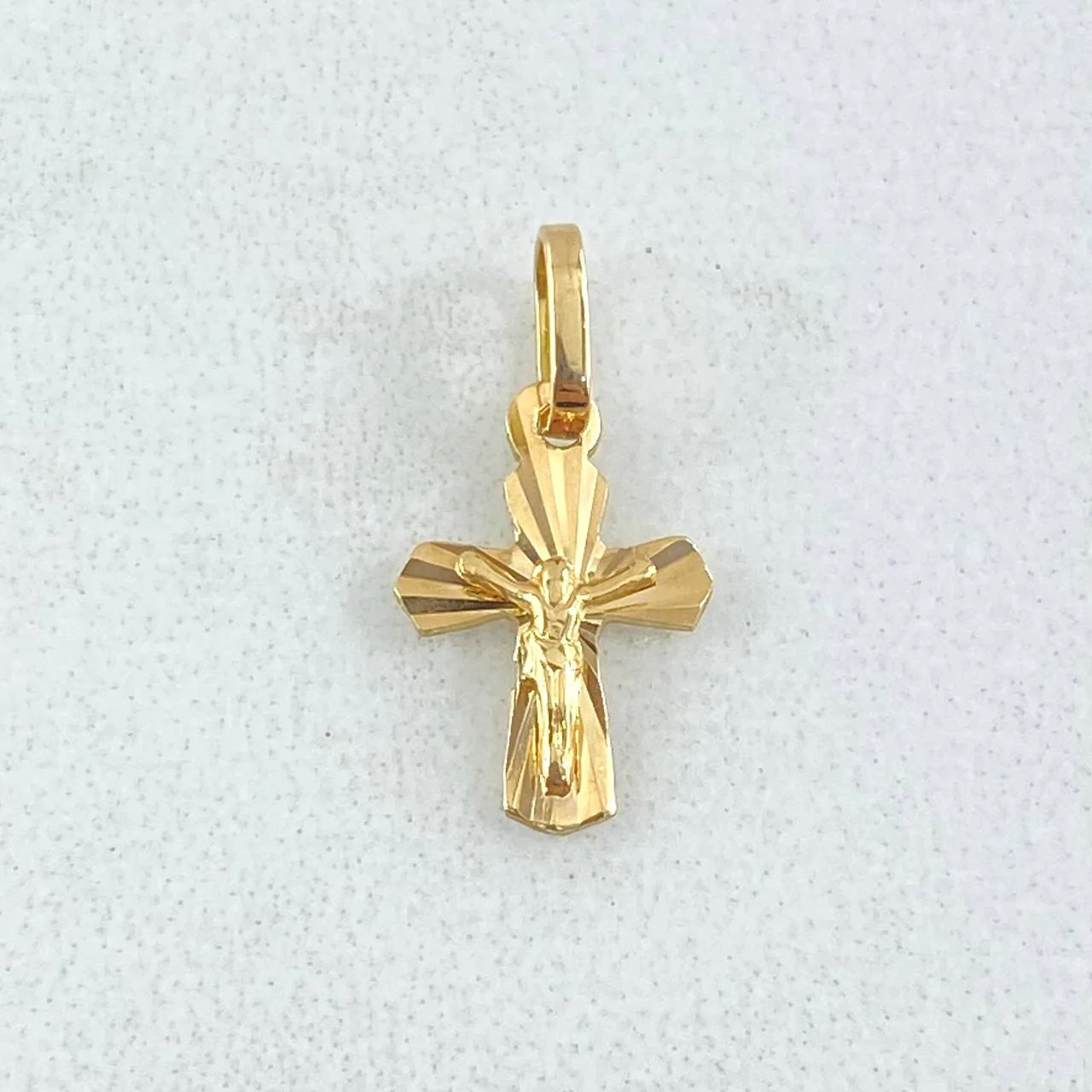 Dije Cruz Cristo 0.45gr / 1.6cm / Oro 18K