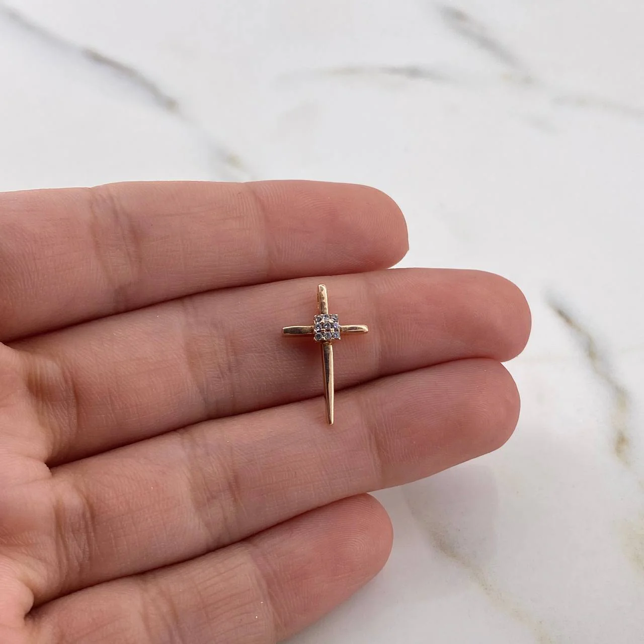 Dije Cruz 0.85gr / 1.8cm / Circones Blancos Oro Rosa 18K $