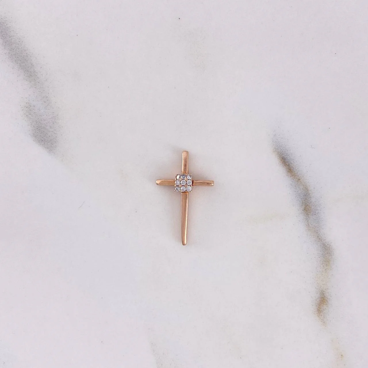 Dije Cruz 0.85gr / 1.8cm / Circones Blancos Oro Rosa 18K $