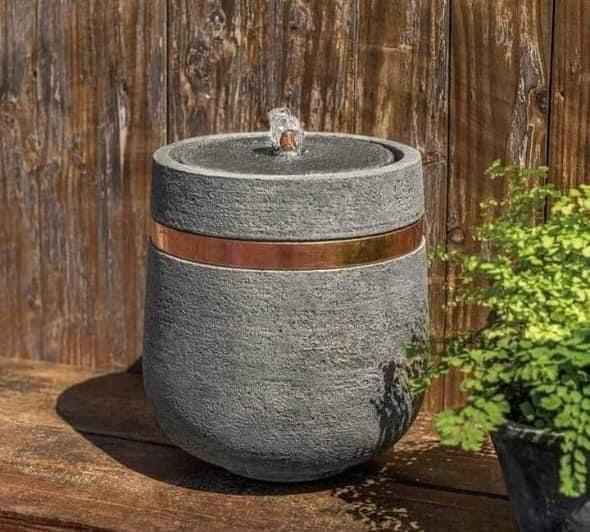 نافورة حجرية صغيرة