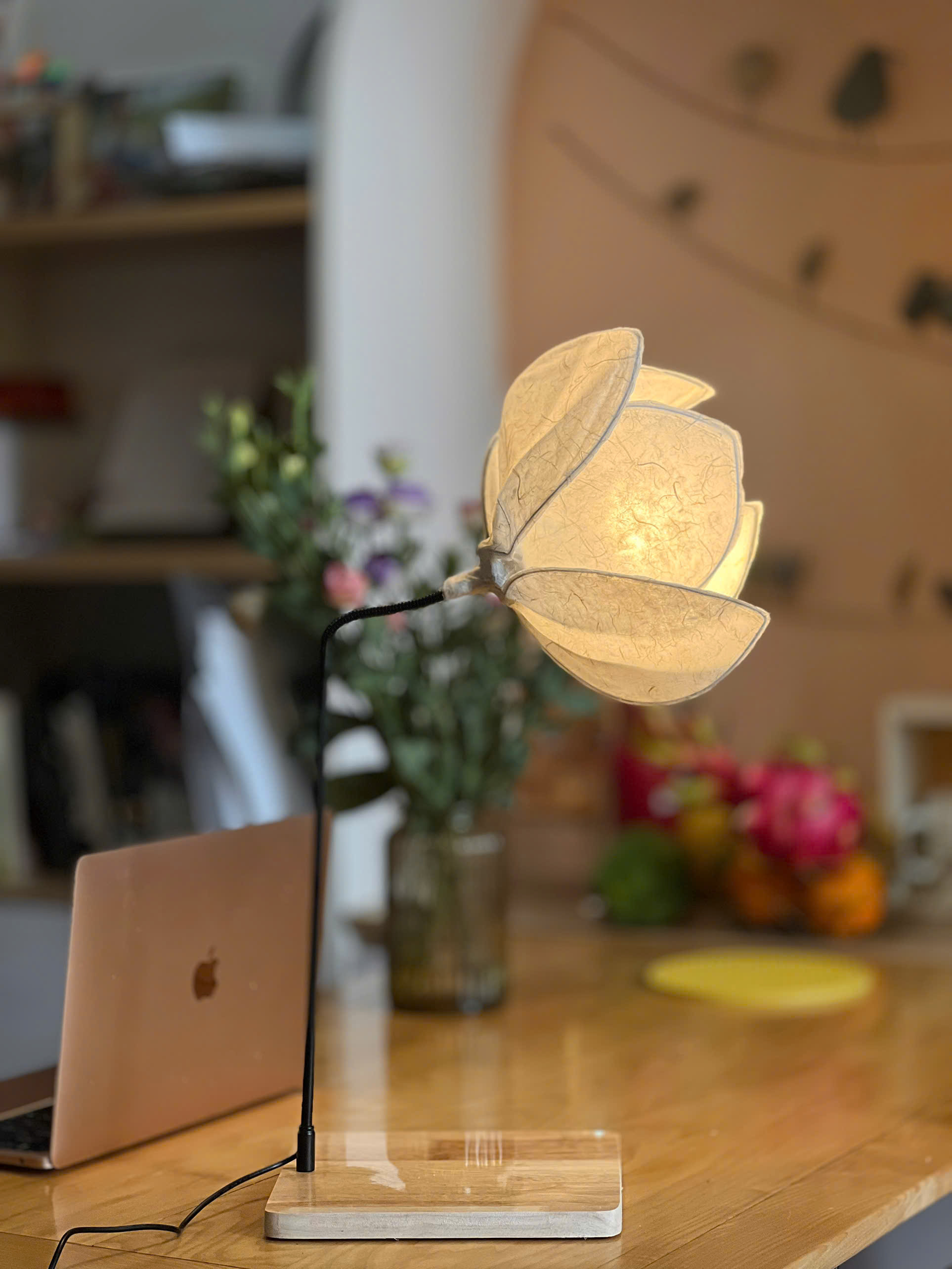 Đèn bàn hình cánh sen (đơn)