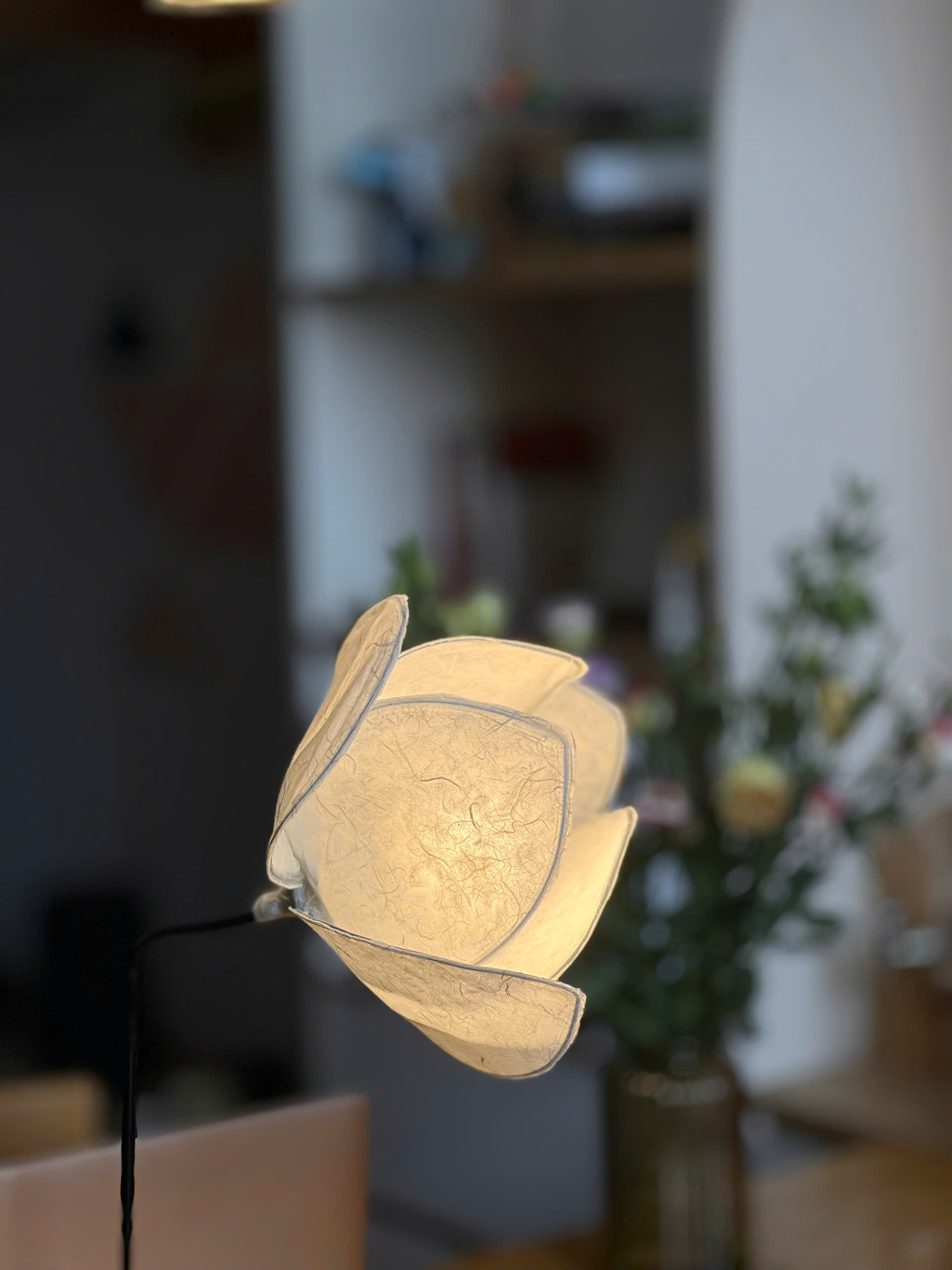 Đèn bàn hình cánh sen (đơn)