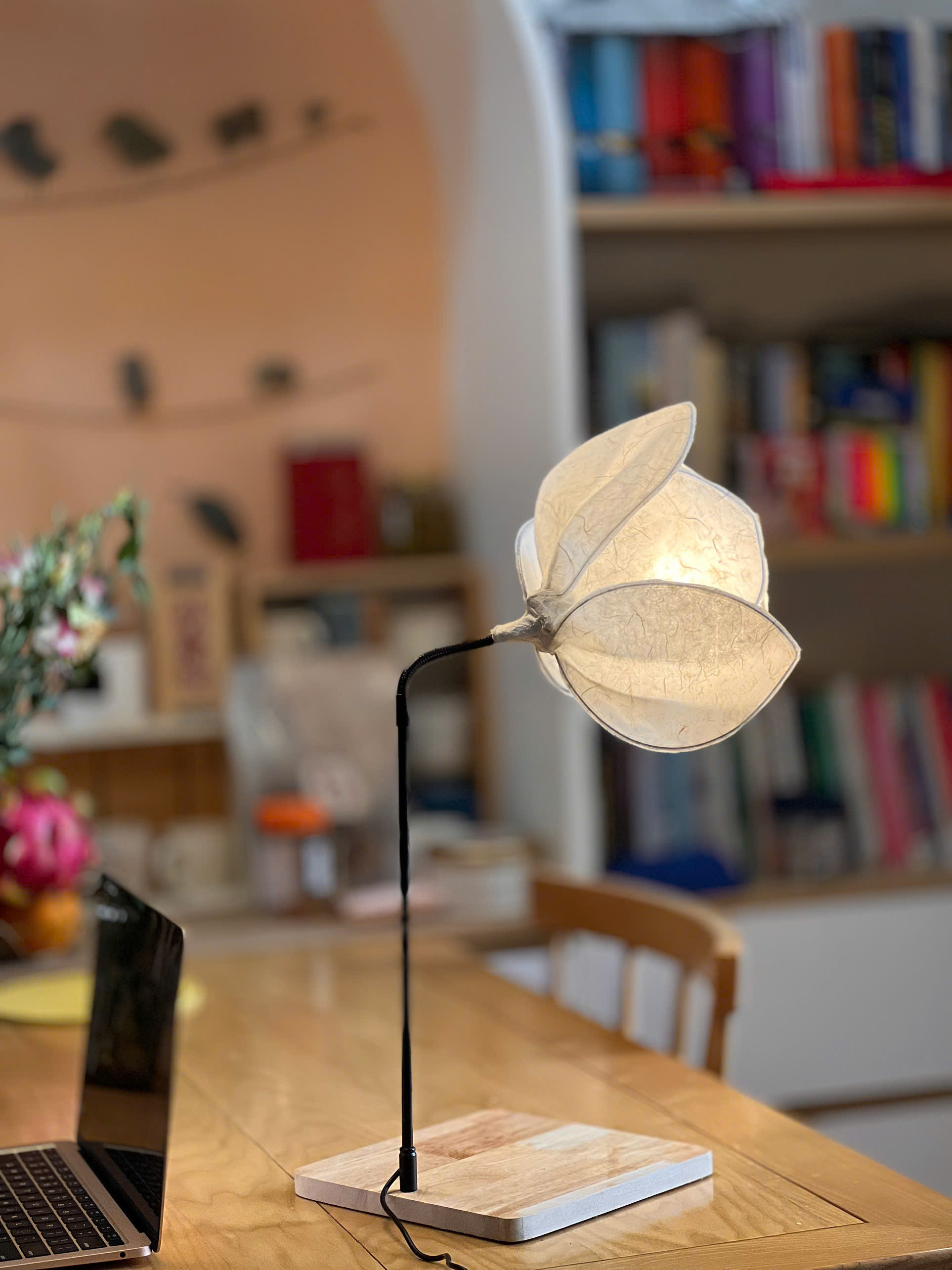 Đèn bàn hình cánh sen (đơn)