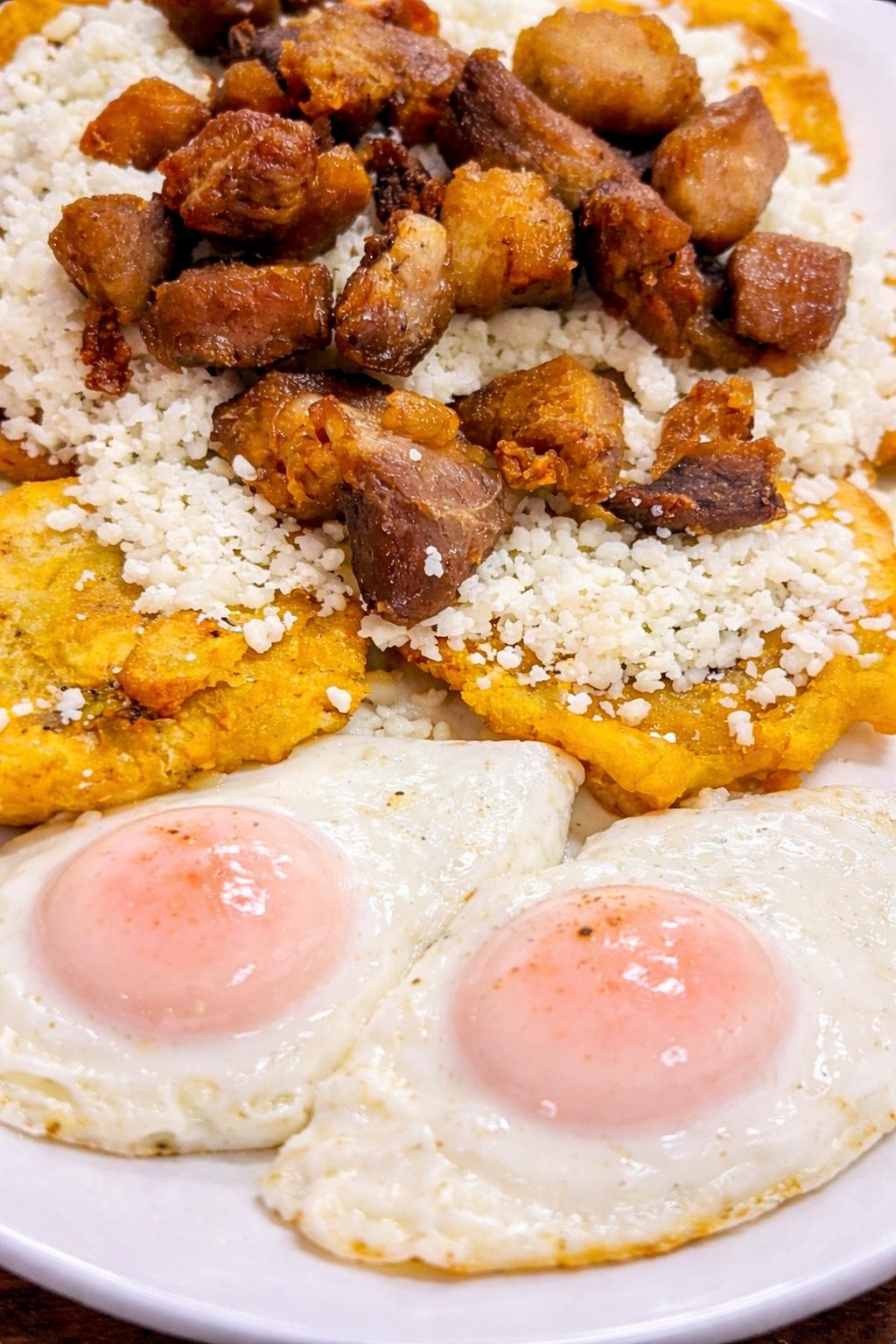 Patacón Recargado (Queso, huevo y chicharrón) 🍌💥