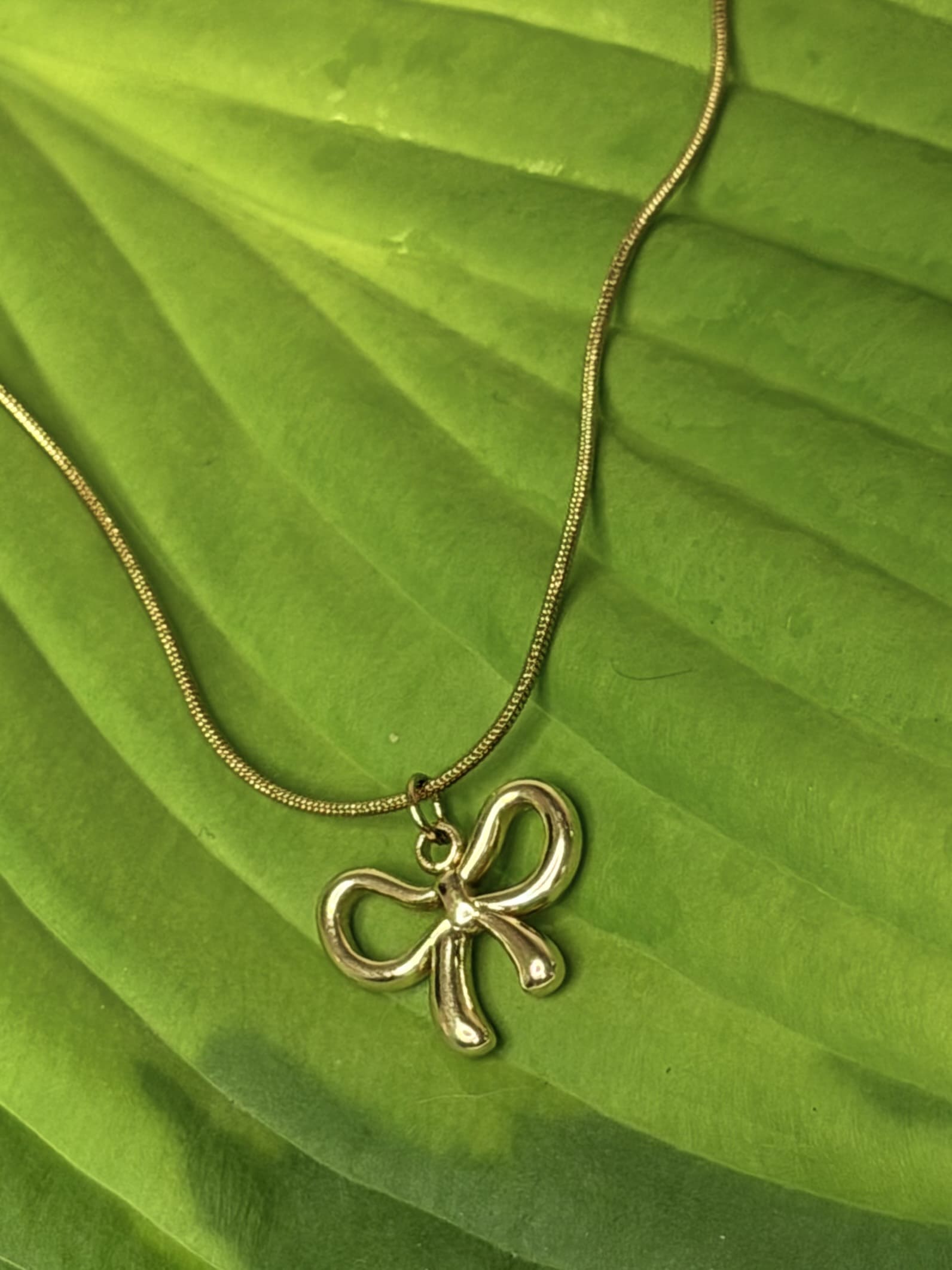 THE BELLA BOW NECKLACE