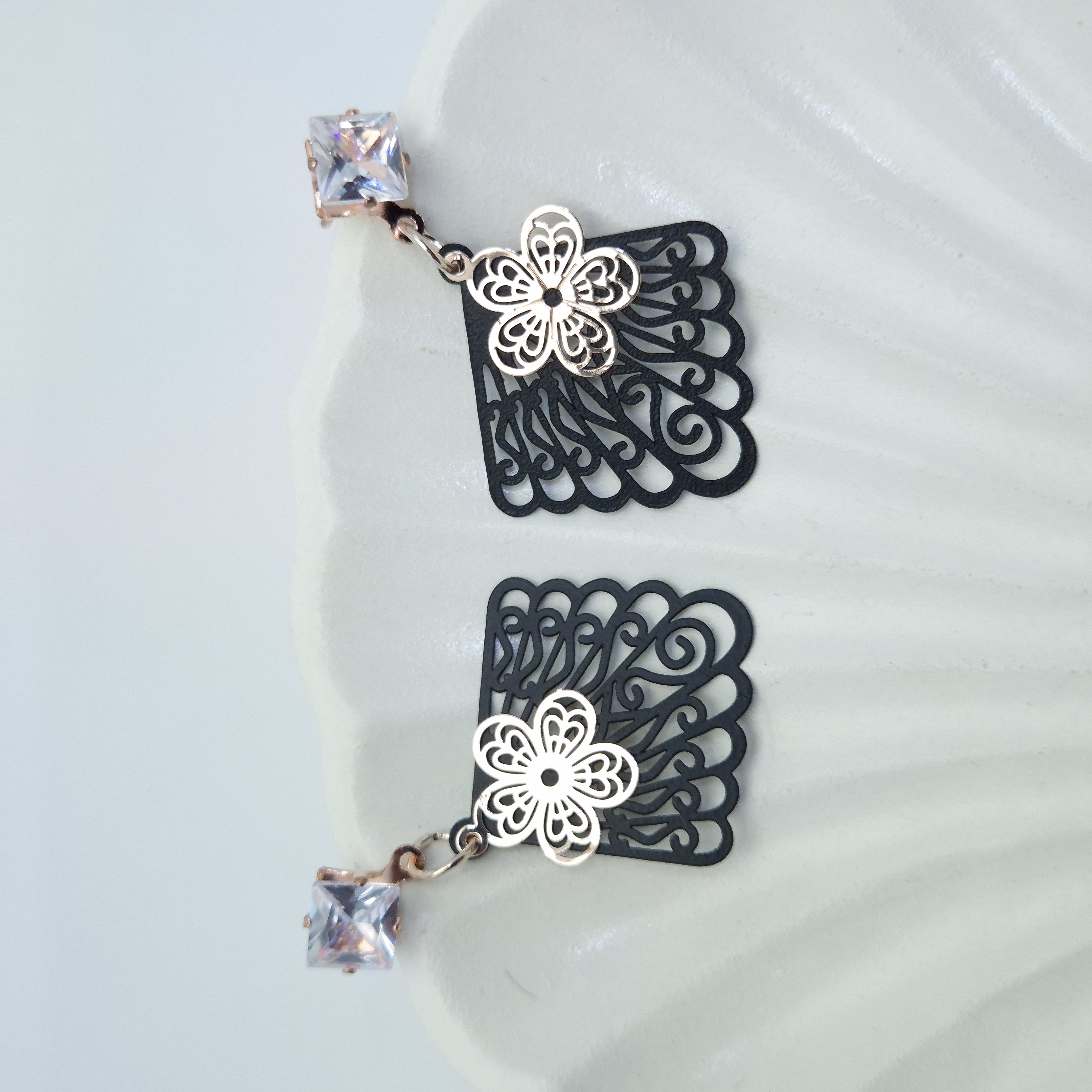 Elegant 3D Effect Mesh Pattern Drop Earrings