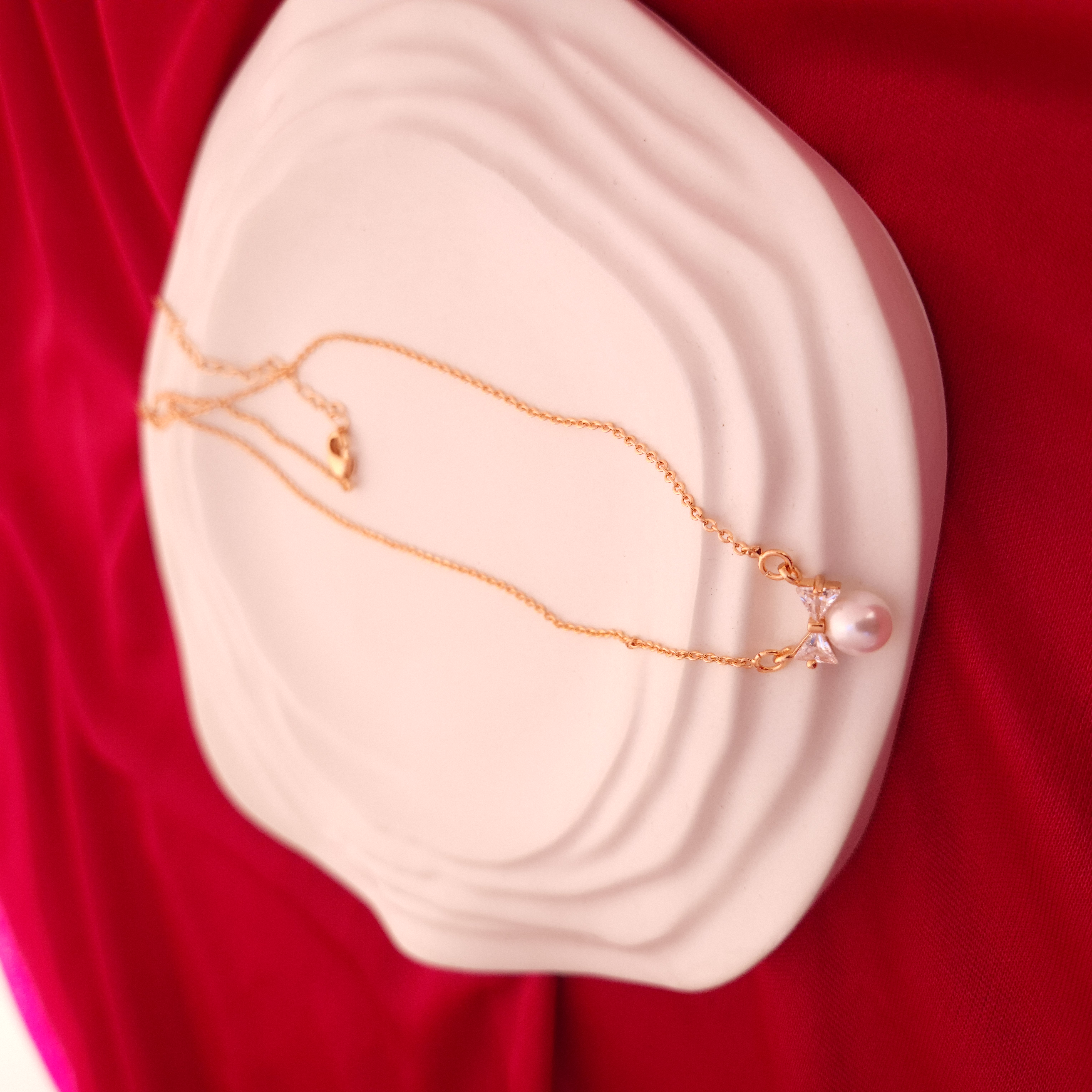 Anti Tarnish Pearl Pendant Invisible Chain 