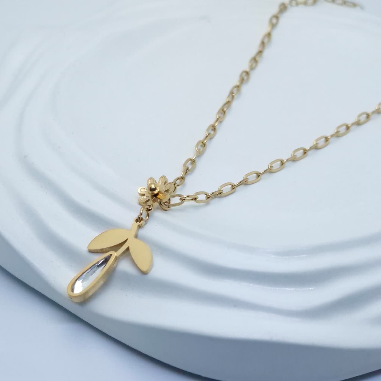Anti Tarnish Gold Floral Pendant Necklace