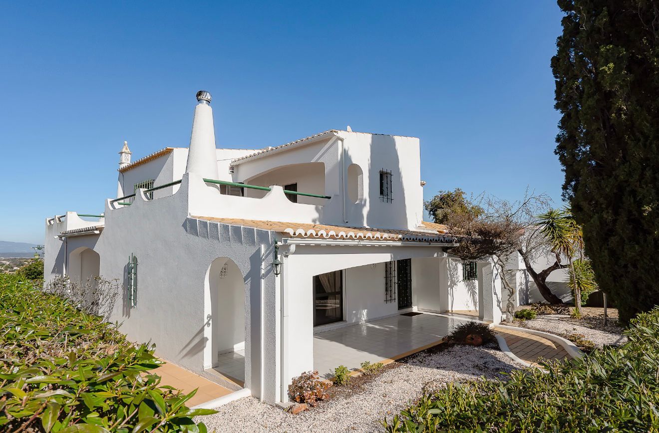 4-Bedroom Villa with Sea & Mountain Views in Sesmarias, Carvoeiro
