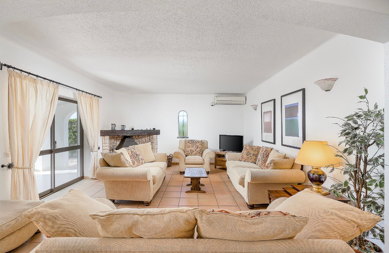 4-Bedroom Villa with Sea & Mountain Views in Sesmarias, Carvoeiro