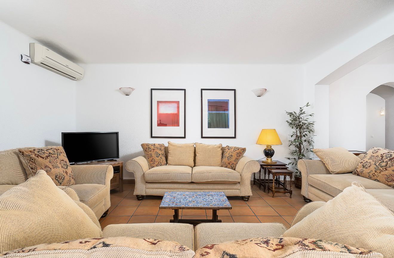 4-Bedroom Villa with Sea & Mountain Views in Sesmarias, Carvoeiro