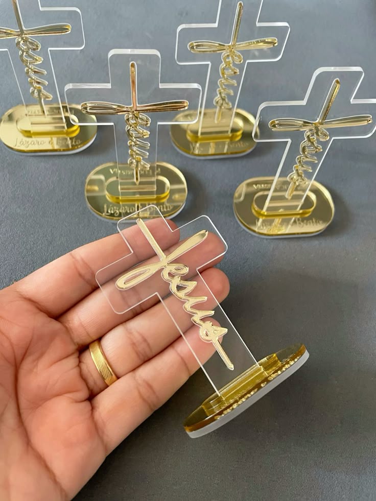 Cruz de acrílico con base dorada