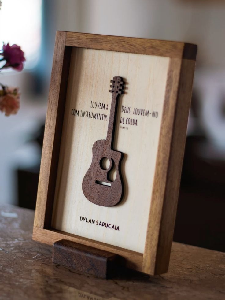 Cuadro de Madera con Guitarra