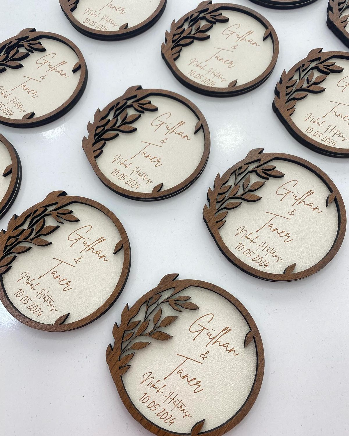 Recuerdos personalizados de boda en madera