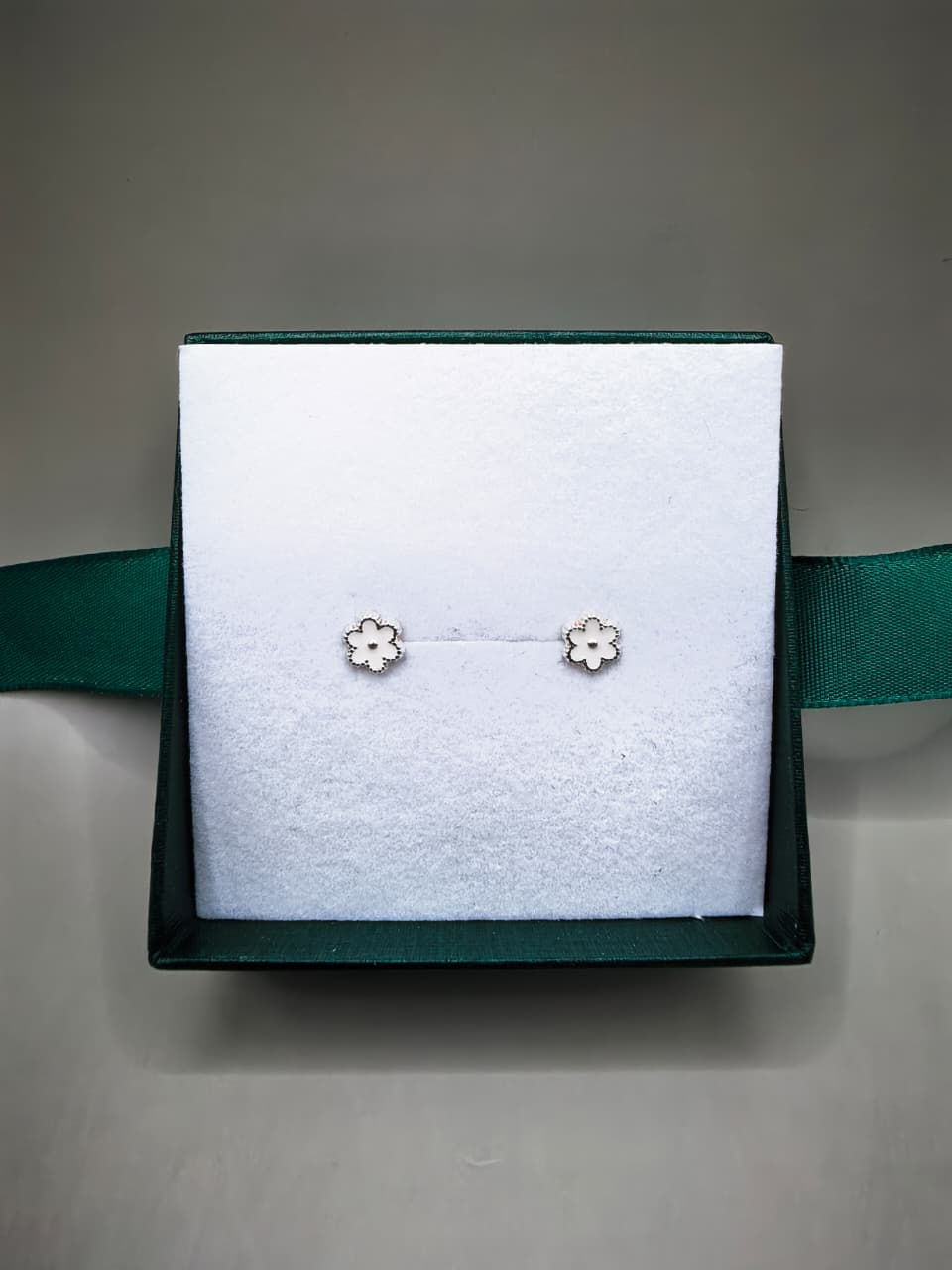 Aretes Flor Blanca con Barniz