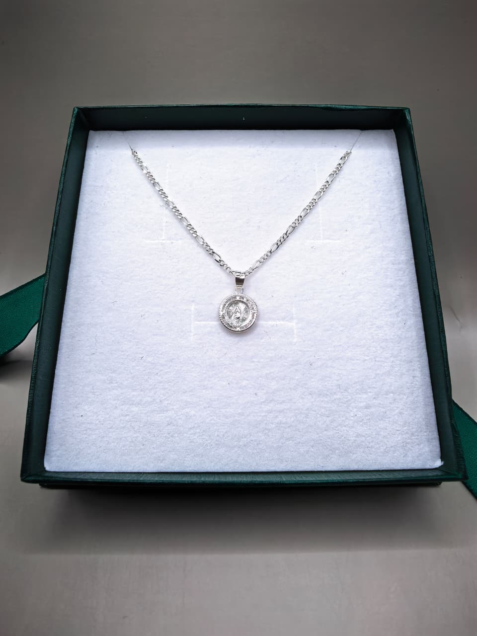 Medalla Virgen Redonda con Circonia