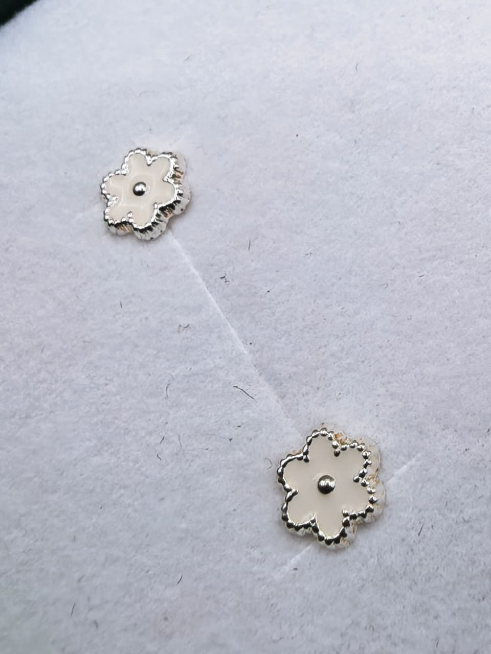 Aretes Flor Blanca con Barniz