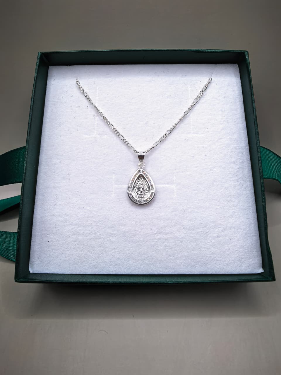 Medalla Virgen Gota Circonia