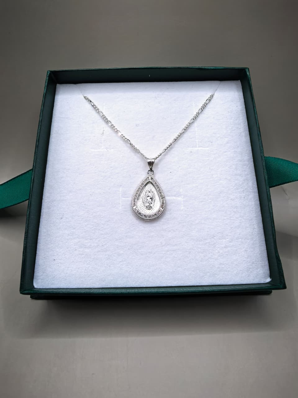 Medalla Virgen Gota con Circonia