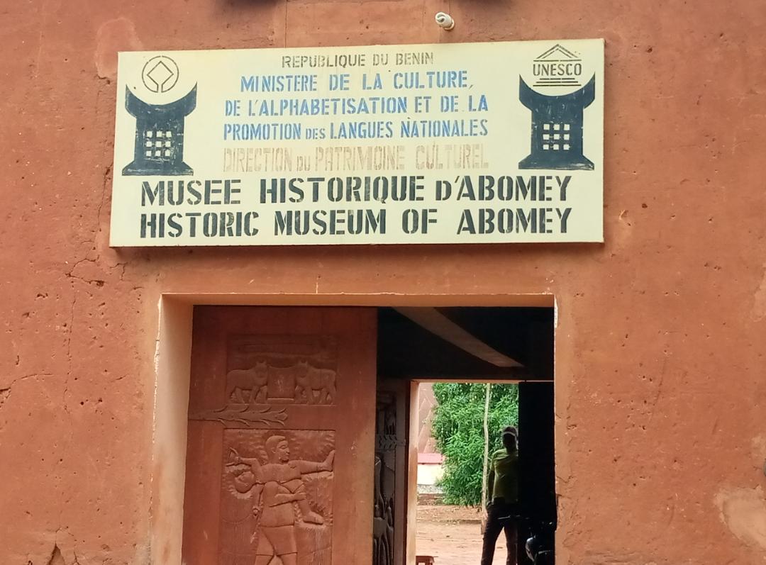 👉 Visita los palacios reales (UNESCO).