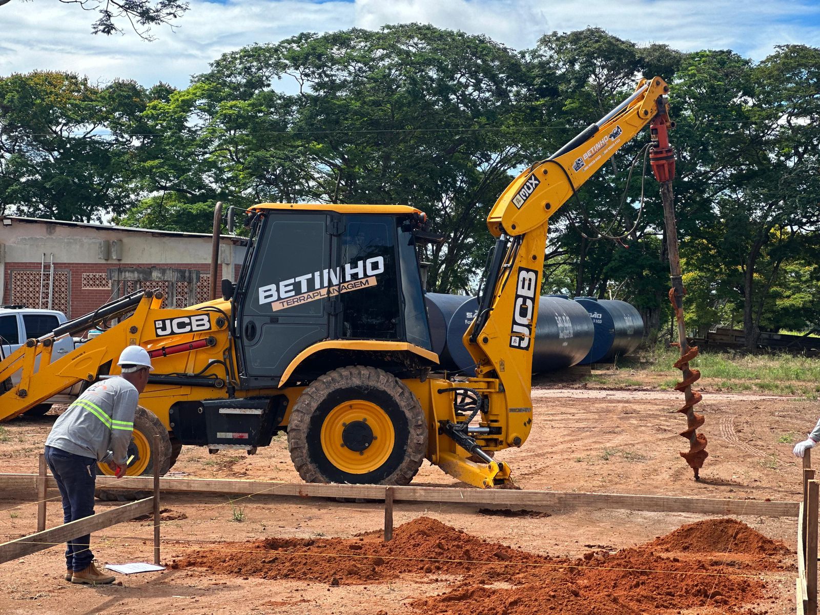 Serviços com Perfuratriz