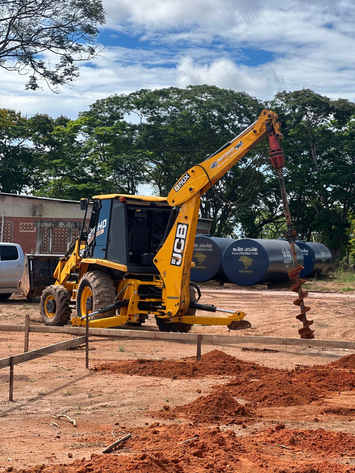 Serviços com Perfuratriz