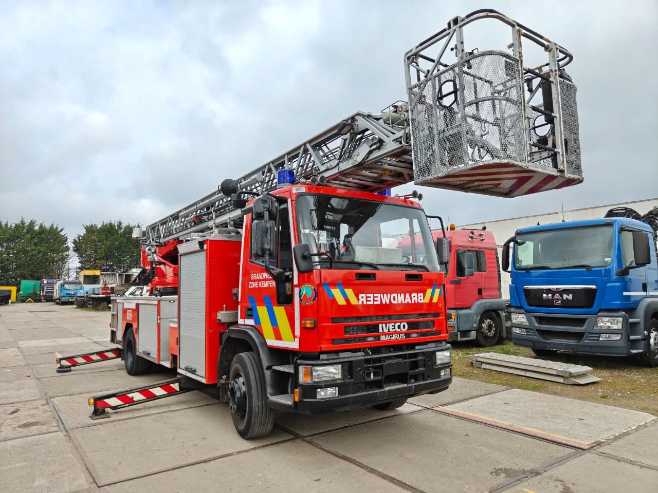 IVECO EUROCARGO 150E27 - ESCALERA