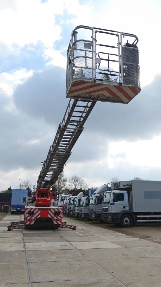IVECO EUROCARGO 150E27 - ESCALERA