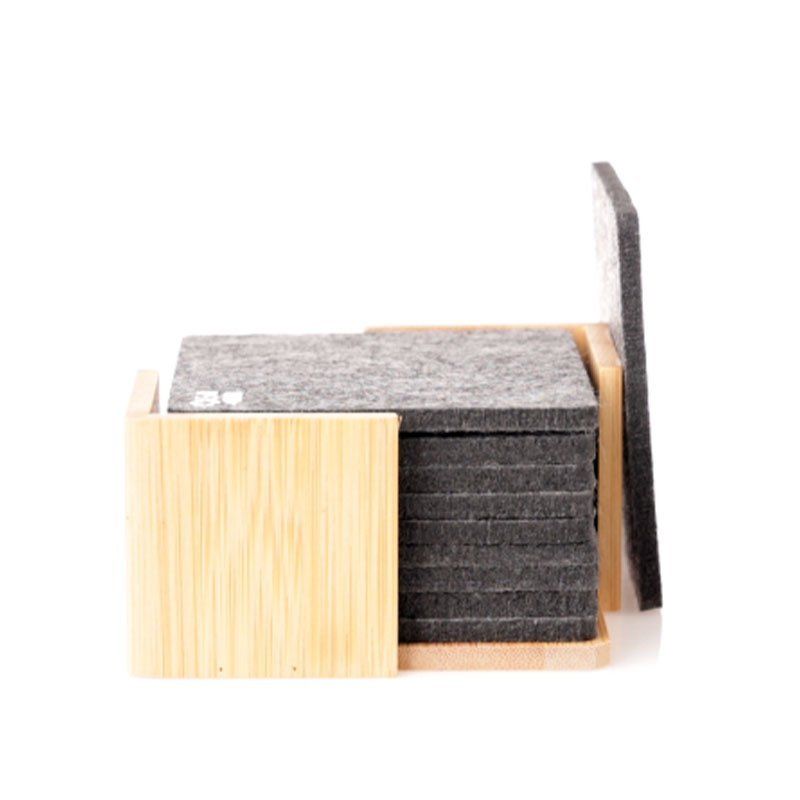 Set sous-verres en bambou composé de 10 sets en feutrines personnalisé par gravure