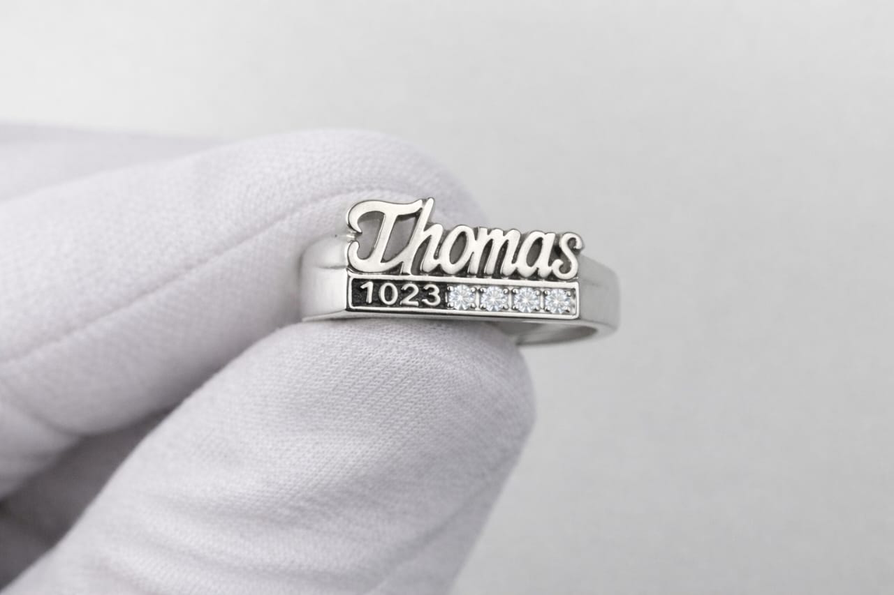 ANILLO NOMBRE THOMAS CON DEDICATORIA DE NUMEROS 