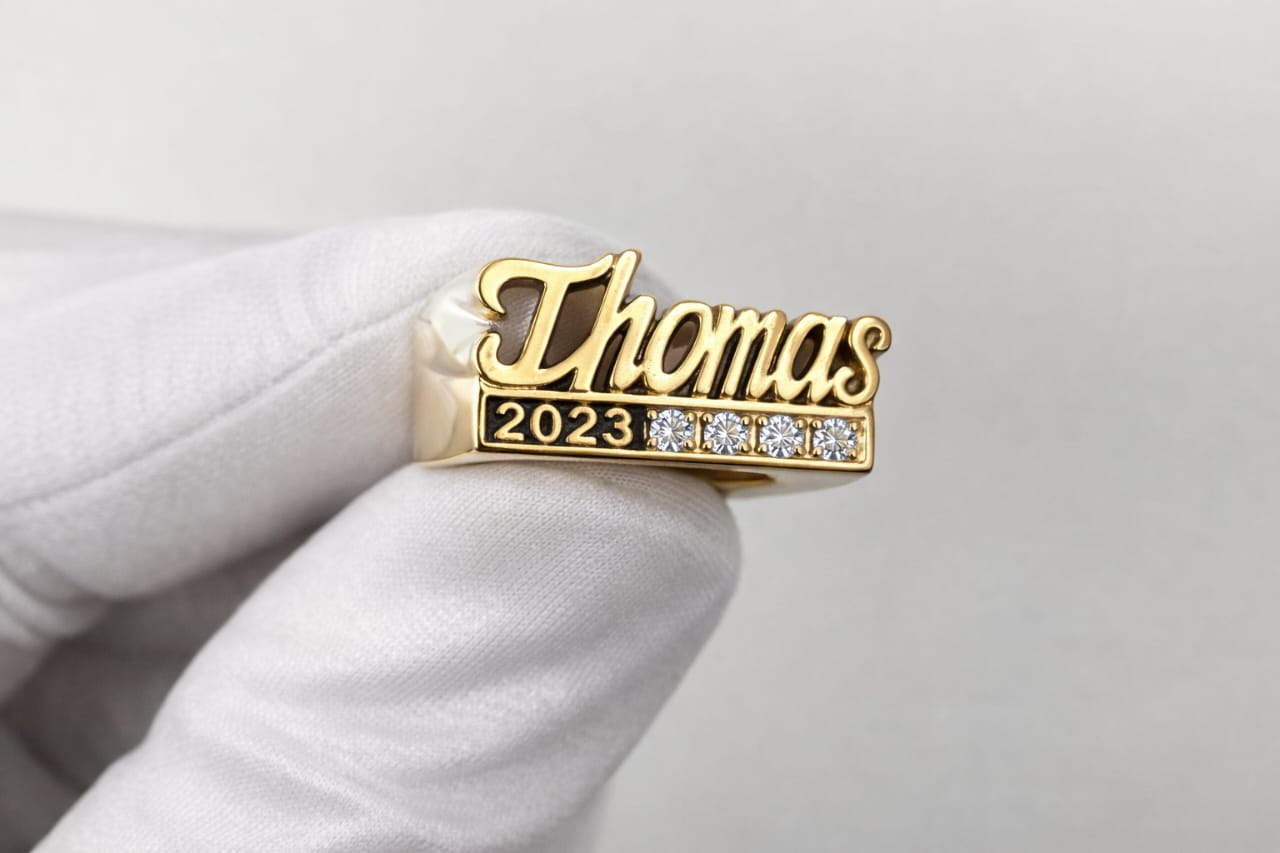 ANILLO NOMBRE THOMAS CON DEDICATORIA FECHA