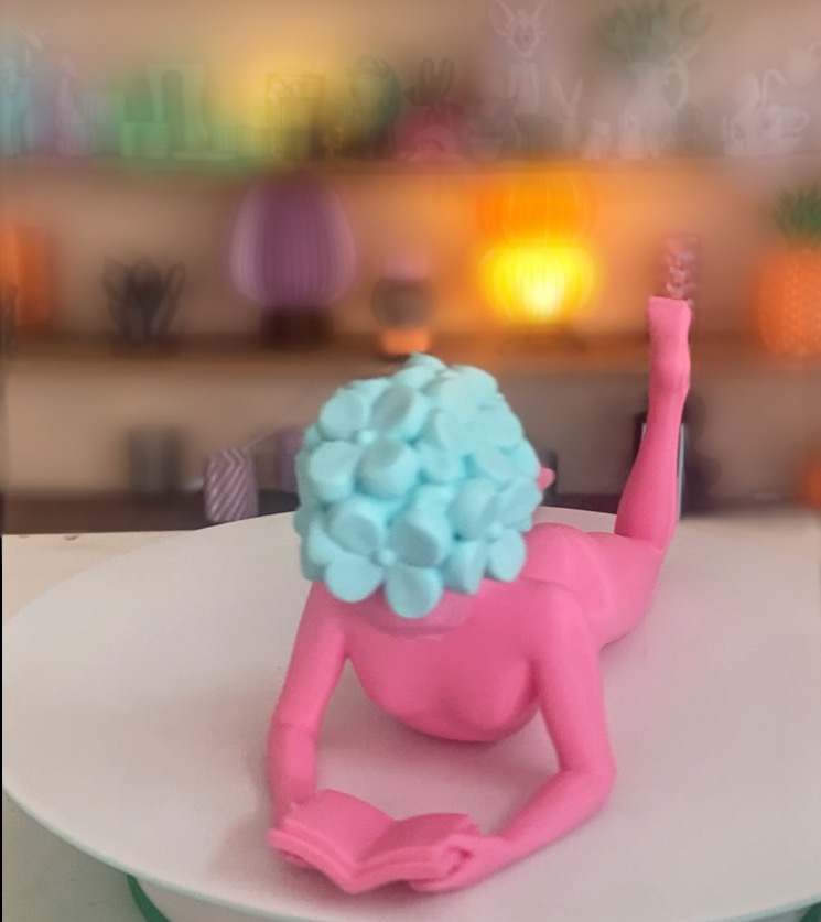 Escultura Leitora Rosa