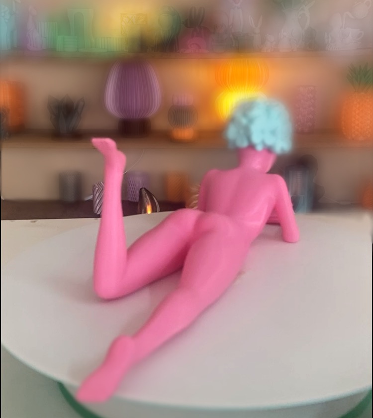 Escultura Leitora Rosa