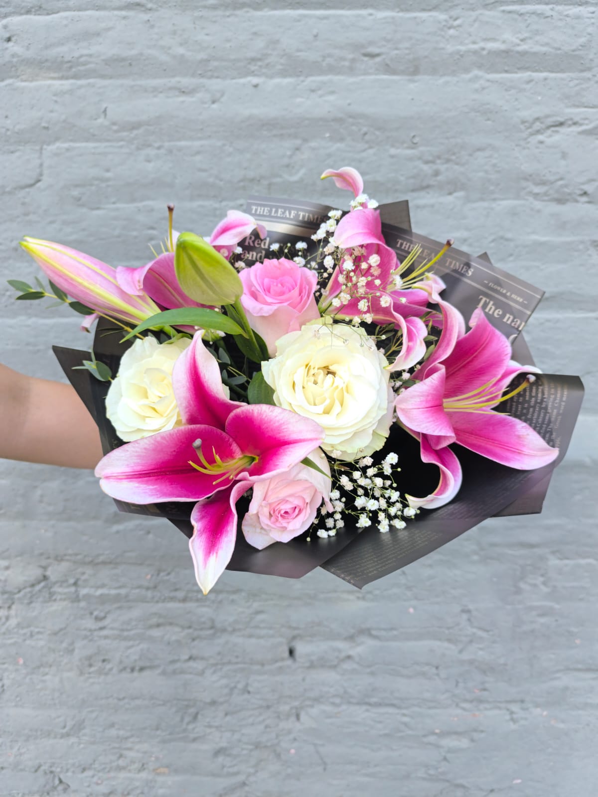 Ramo de flores mixtas en tonos fucsia y blancos