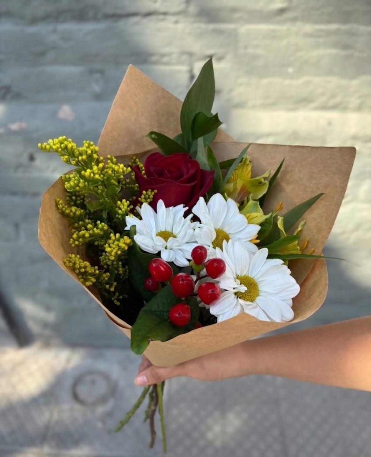 Ramo mixto en tomos rojos