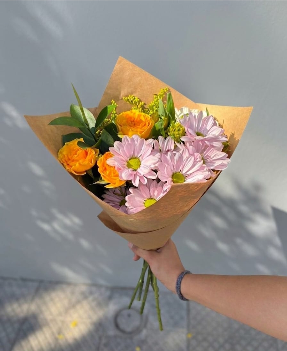 Ramo pequeño en tonos amarillos y rosados