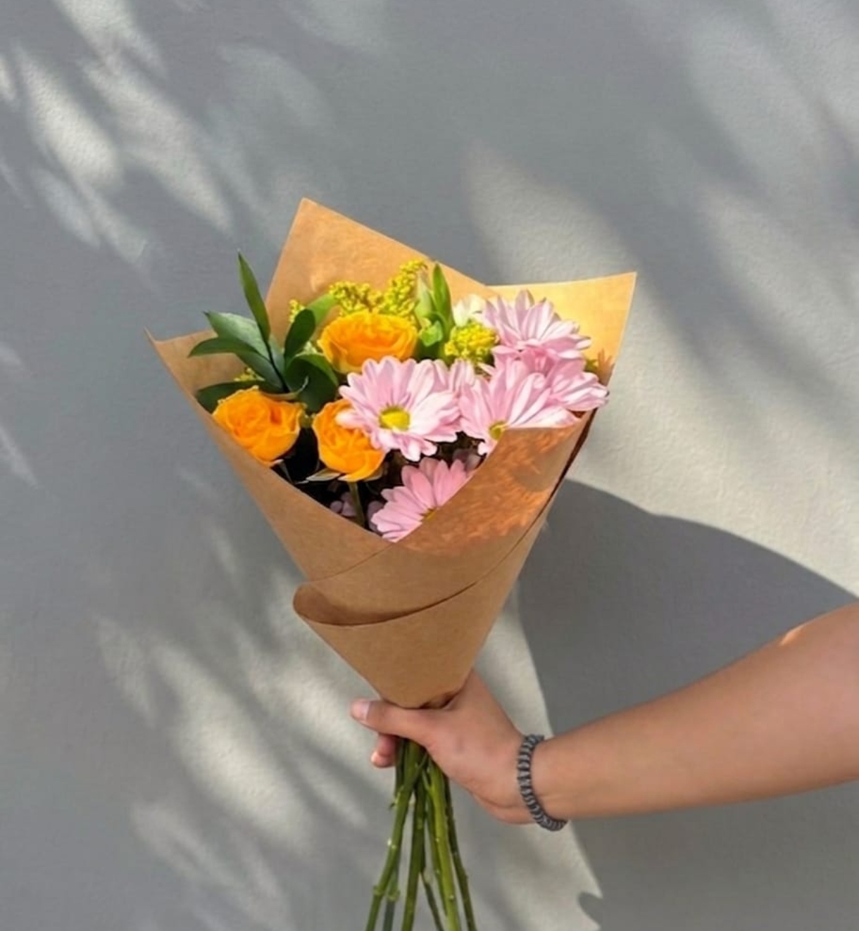 Ramo pequeño en tonos amarillos y rosados