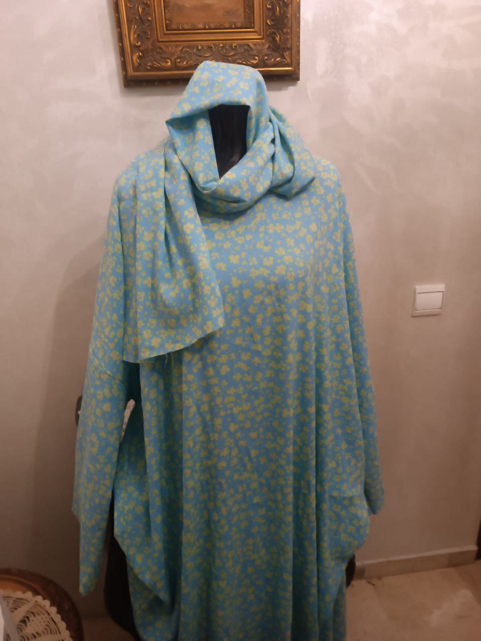 Abaya à capuche bleu floral