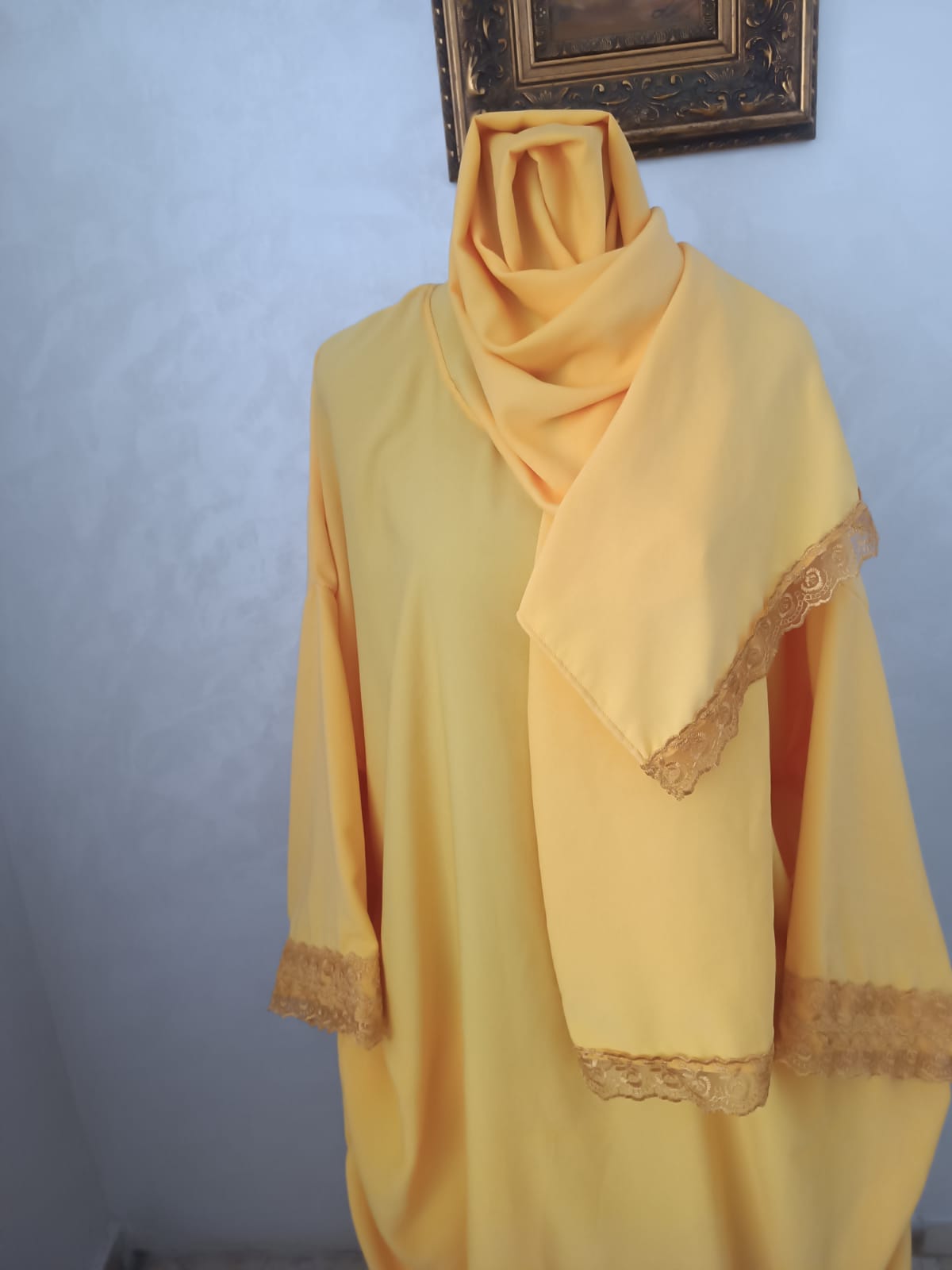 Abaya jaune avec dentelle