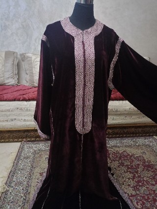 Caftan en velours bordeaux