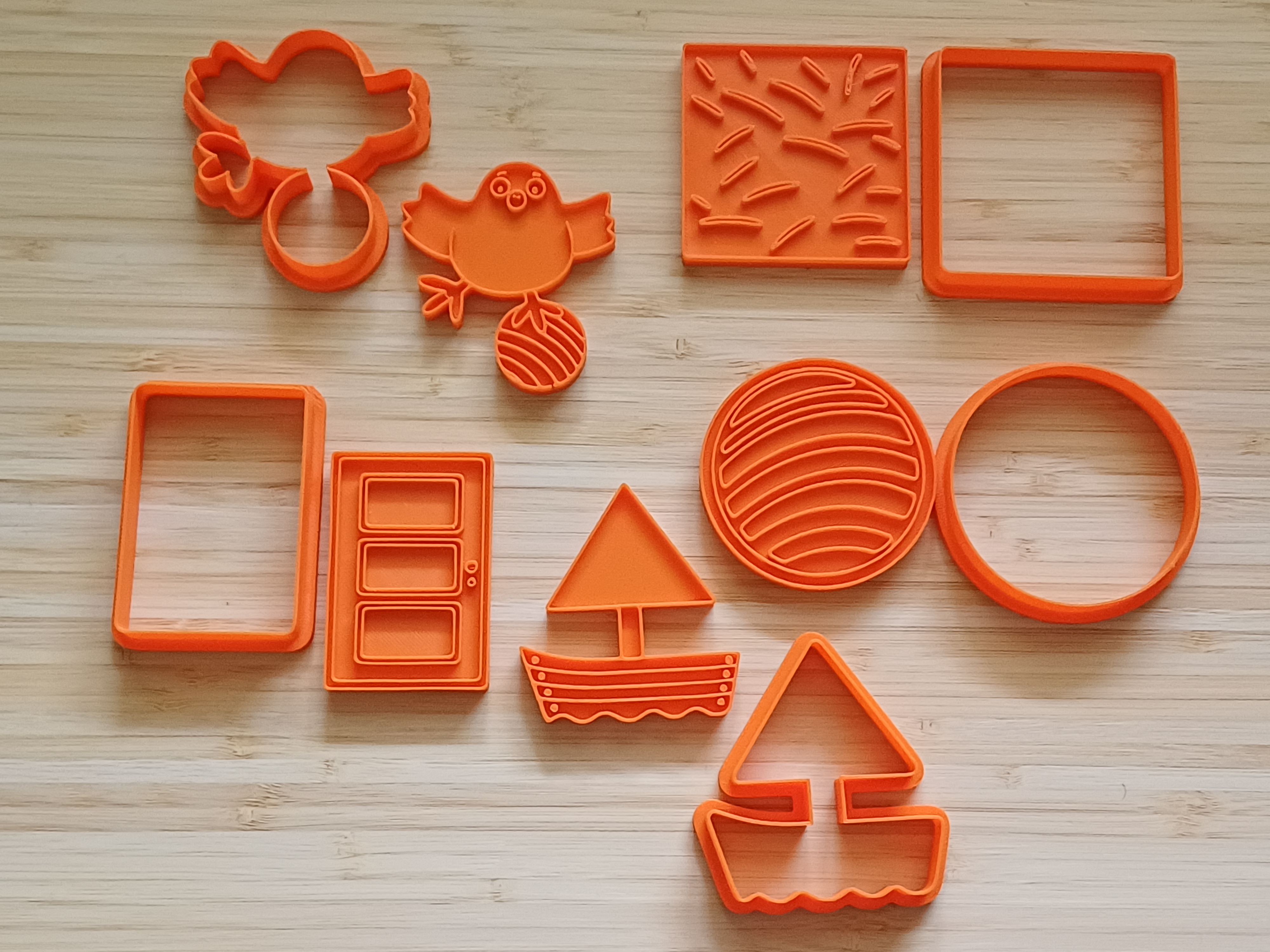 Set de 5 Moldes y Cortadores de Plastilina El Pollo Pepe y las Formas