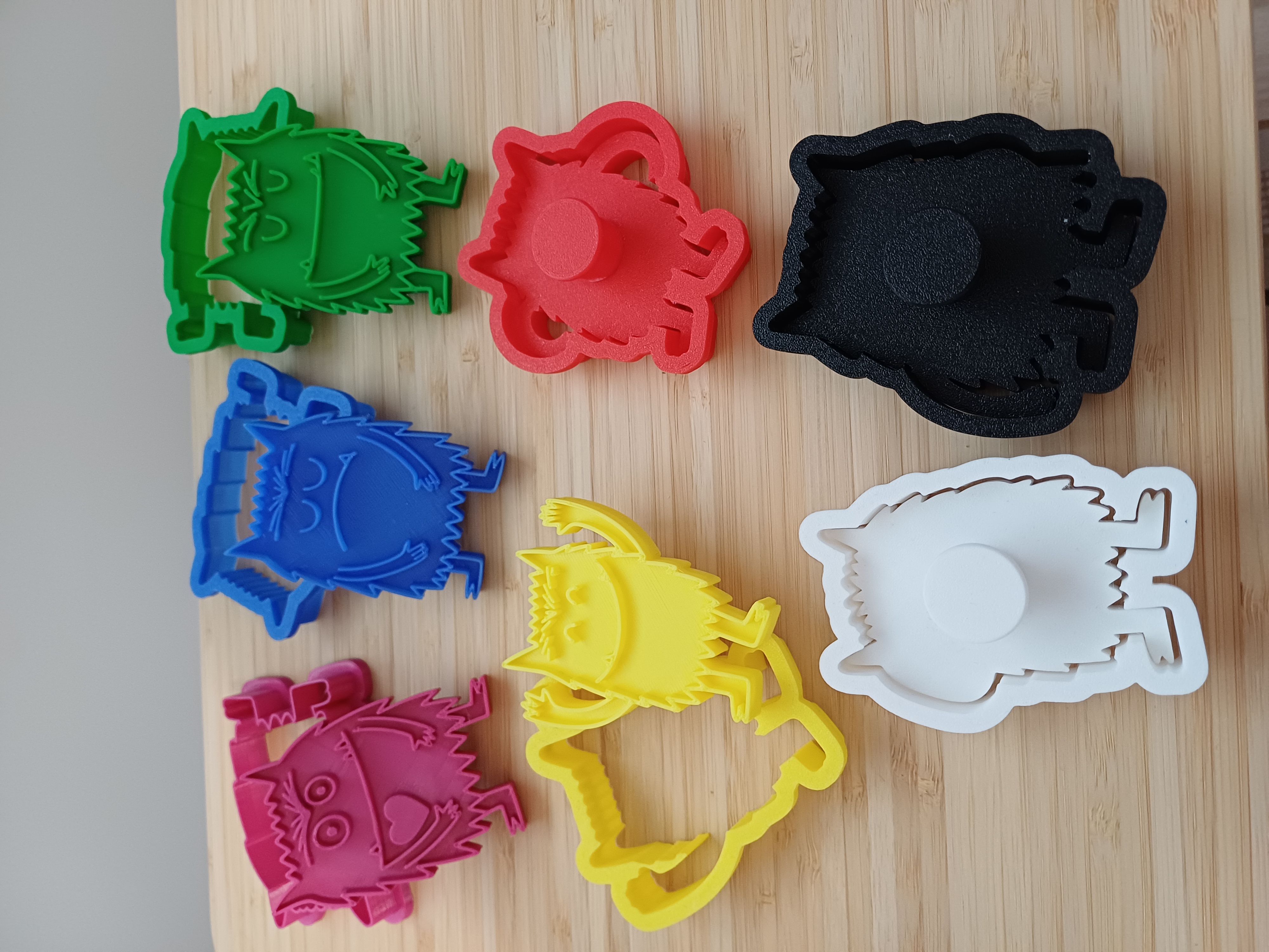Set de 7 Moldes y Cortadores de Plastilina del Monstruo de Colores