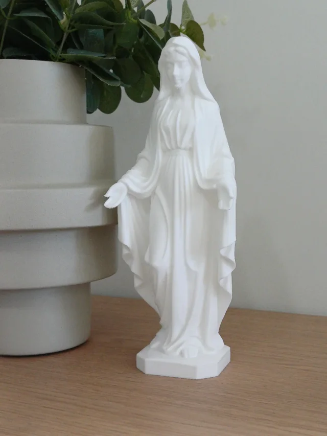 Virgen de la Milagrosa con velo